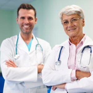doctores ayudando con medicamento oncológico